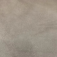 Un gros plan du Tissu suédine imprimé au mètre de Longon Craft France montre un velours suédine litchi beige et gris, avec un motif subtilement marbré et craquelé qui évoque le cuir ou la pierre vieillie - parfait pour le bricolage, les manteaux ou les tissus d'ameublement.