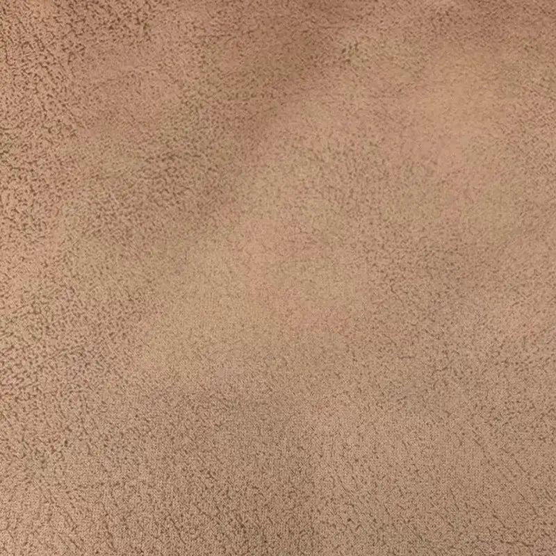 Gros plan sur le Tissu suédine imprimé au mètre par Longon Craft France - un velours suédine marron clair motif litchi idéal pour un manteau ou un canapé. Le tissu présente une texture fine comme du daim avec de subtiles variations de couleurs, parfait pour les projets de bricolage.