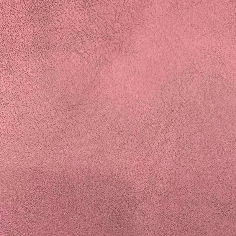 Gros plan sur le tissu suédine au mètre de Longon Craft France, qui présente un motif de litchi dans un velours rose texturé, idéal pour les manteaux, les canapés et les projets de bricolage.
