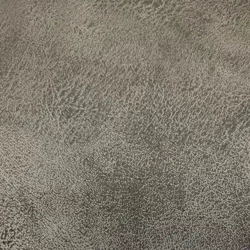 Un gros plan sur le tissu suédine imprimé au mètre de Longon Craft France montre un velours suédine texturé motif litchi en gris, idéal pour les manteaux ou les canapés DIY, avec un motif chiné et des nuances variées.