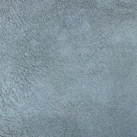 Un gros plan sur le tissu suédine imprimé au mètre de Longon Craft France montre un velours gris à motif litchi idéal pour le bricolage, les manteaux ou les canapés, avec une finition texturée rappelant le polyester suédine et les effets d'estampage à chaud.
