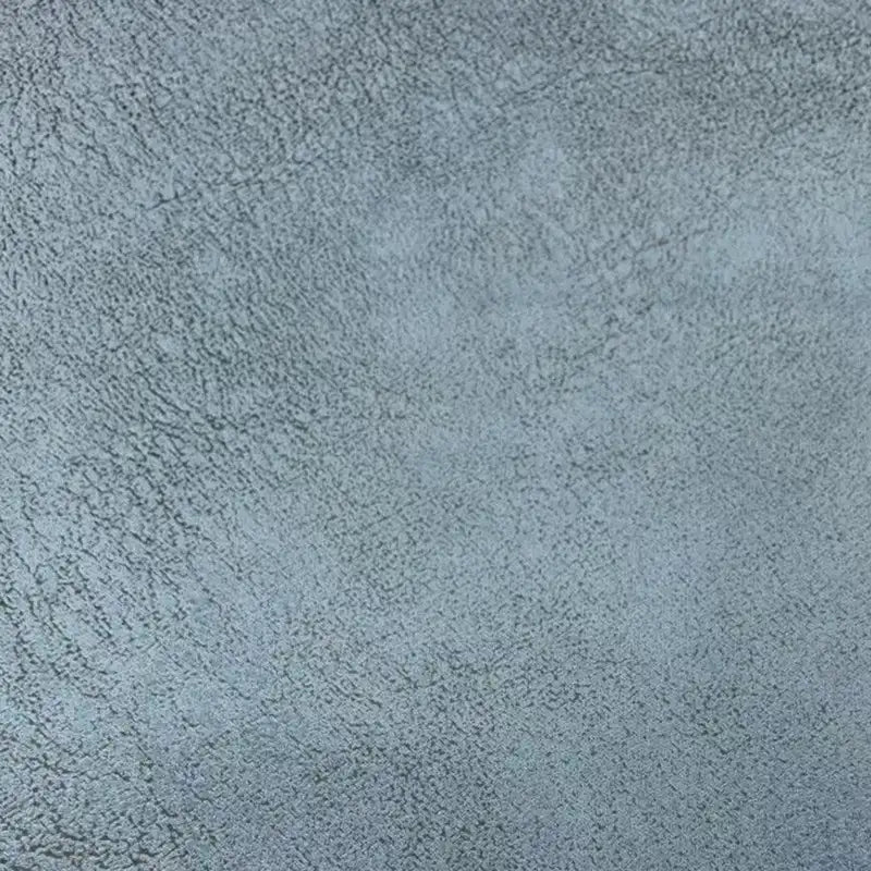 Un gros plan sur le tissu suédine imprimé au mètre de Longon Craft France montre un velours gris à motif litchi idéal pour le bricolage, les manteaux ou les canapés, avec une finition texturée rappelant le polyester suédine et les effets d'estampage à chaud.