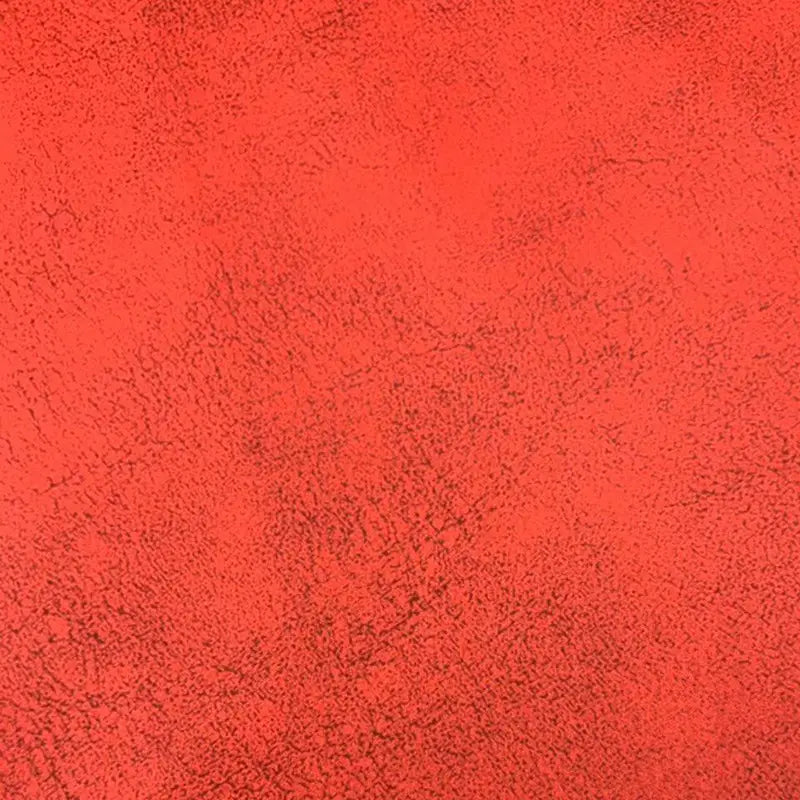 Un gros plan sur le Tissu suédine imprimé au mètre de Longon Craft France montre sa suédine de velours rouge avec un motif de litchi et des motifs craquelés noirs, parfaits pour les manteaux, les canapés ou les projets de bricolage.