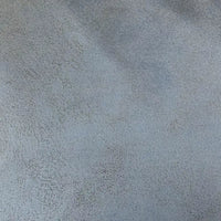 Gros plan sur le Tissu suédine imprimé au mètre de Longon Craft France, un tissu en daim gris à motif litchi idéal pour le bricolage, l'ameublement ou les manteaux, montrant de subtiles variations d'ombres et de fins motifs texturés.