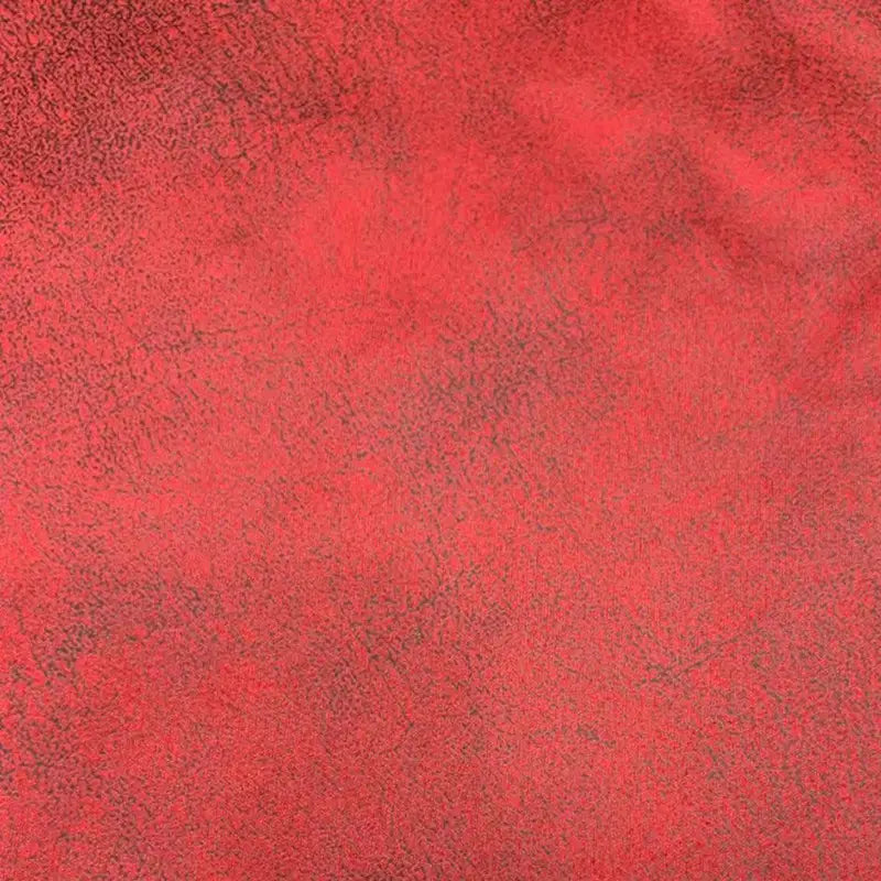 Gros plan sur le tissu suédine imprimé au mètre en rouge, à motif litchi pour manteau ou canapé de Longon Craft France, révélant de délicates variations de couleur et un aspect texturé velours, idéal pour le DIY.
