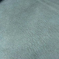 Un gros plan du tissu suédine imprimé au mètre de Longon Craft France montre un velours suédine gris clair avec de fines lignes irrégulières, une texture de motif litchi et un ombrage subtil - idéal pour les manteaux, les canapés ou les bricolages.
