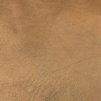 Le gros plan du tissu suédine imprimé au mètre de Longon Craft France montre des lignes fines, des rides naturelles, des variations de couleur et un motif de litchi - un velours suédine parfait pour les manteaux, les canapés et les projets de bricolage.