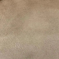 Gros plan sur le tissu suédine imprimé au mètre, velours suédine motif litchi pour manteau et canapé de Longon Craft France, montrant sa texture fine et son ombrage subtil, idéal pour les projets de bricolage.