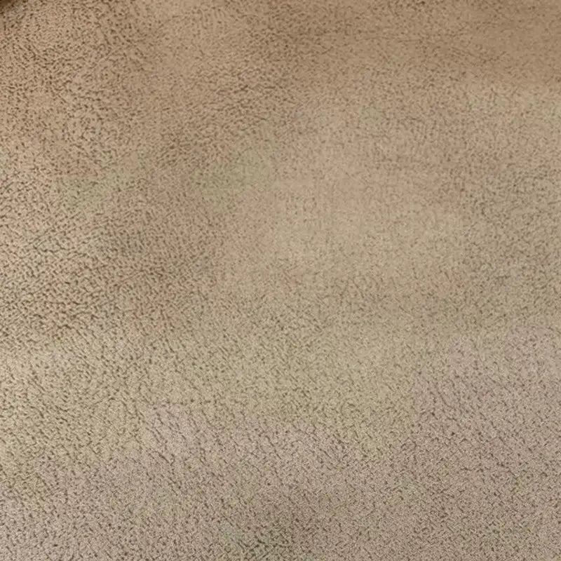 Gros plan sur le tissu suédine imprimé au mètre, velours suédine motif litchi pour manteau et canapé de Longon Craft France, montrant sa texture fine et son ombrage subtil, idéal pour les projets de bricolage.