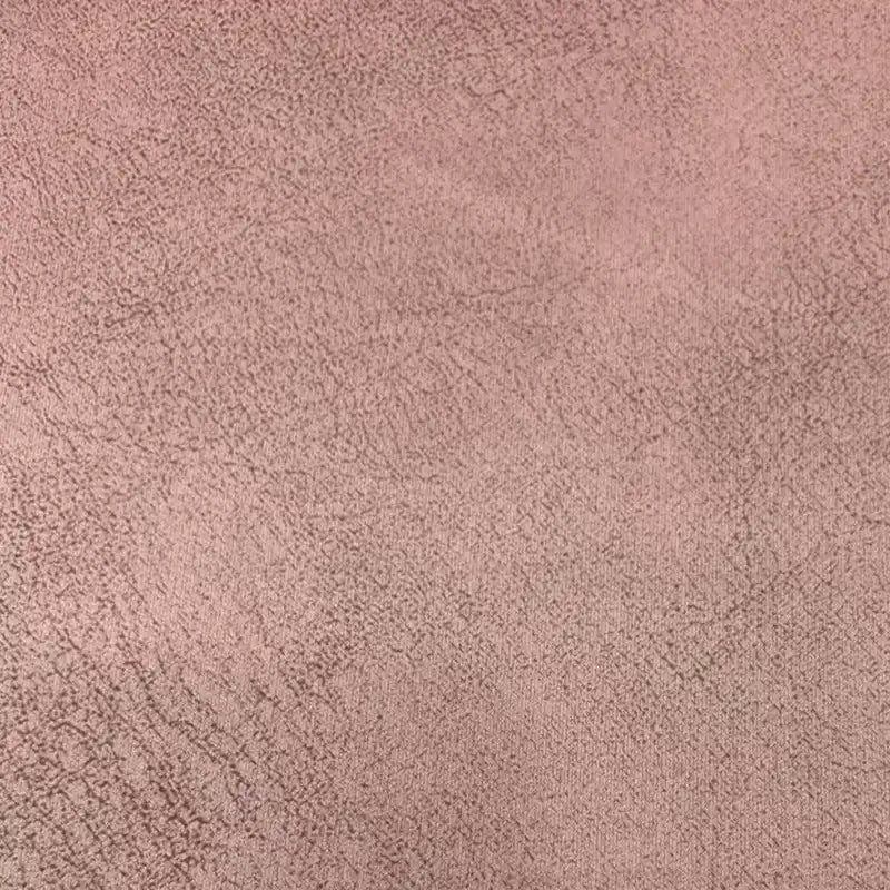 Un gros plan du tissu suédine imprimé au mètre de Longon Craft France montre sa surface douce, brun rosé, à motif velours litchi, avec de subtiles variations de couleur et des fibres visibles, parfait pour les manteaux, les canapés ou les projets de bricolage.