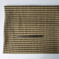 Un morceau rectangulaire de Tissu flanelle mammouth pied-de-poule de Longan Craft France est posé à plat sur une surface blanche, avec une règle en métal montrant l'échelle - flanellette idéale brossée en polyester coton pour des vêtements d'automne confortables.