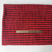 Un morceau de Tissu flanelle mammouth pied-de-poule au mètre de Longan Craft France est posé à plat, surmonté d'une règle métallique en centimètres, montrant le textile polyester-coton brossé rouge et noir de l'automne.