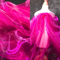Longan Craft France présente le Tissu organza irisé au mètre | Matière robe en organza cristal : à gauche, gros plan sur sa texture brillante et transparente ; à droite, drapé sur un mannequin blanc.