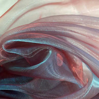Gros plan sur Tissu organza irisé au mètre de Longan Craft France, un tissu organza cristal transparent et scintillant dans les tons bleu clair et rose, délicatement superposé avec des plis doux et des reflets délicats. Parfait pour les robes et les projets spéciaux.