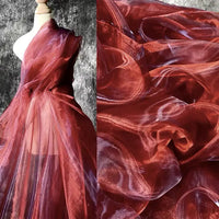 À gauche, un mannequin présente le Tissu organza irisé au mètre de Longan Craft France. À droite, un gros plan met en valeur la texture brillante et translucide de cet organza cristal et ses plis ondulés.