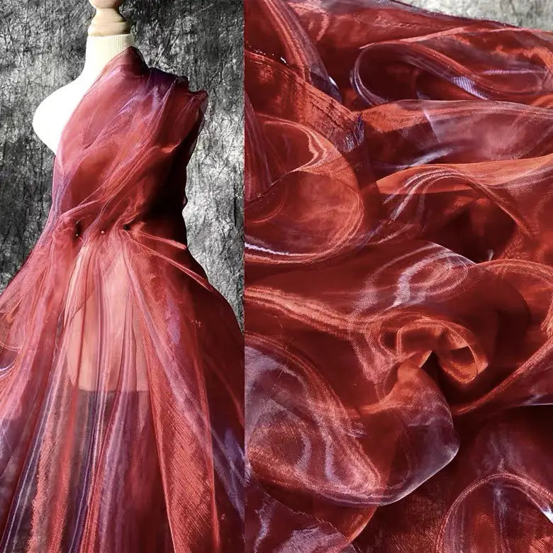 À gauche, un mannequin présente le Tissu organza irisé au mètre de Longan Craft France. À droite, un gros plan met en valeur la texture brillante et translucide de cet organza cristal et ses plis ondulés.