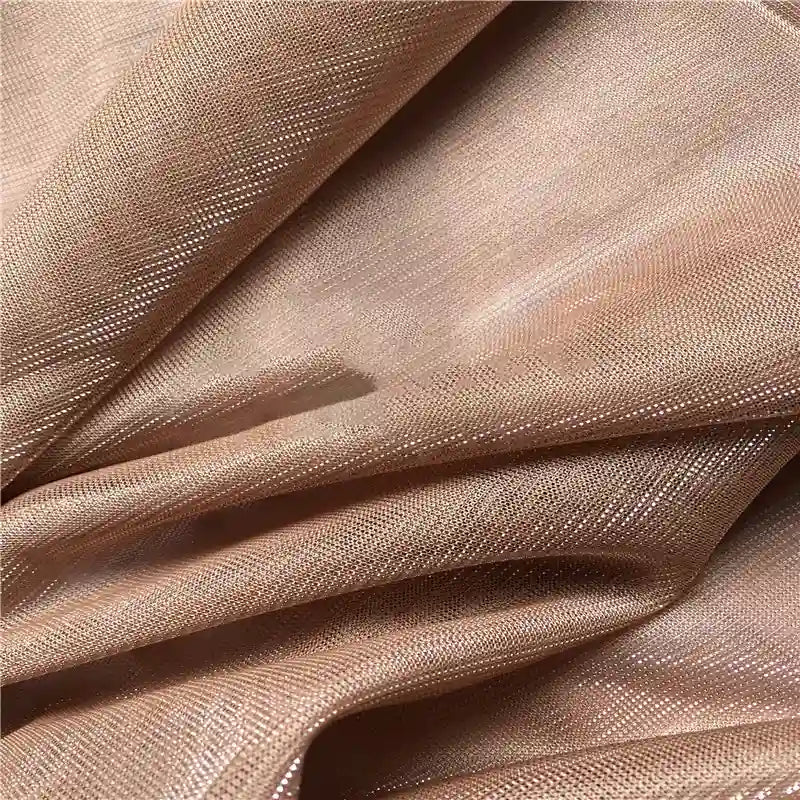 Gros plan sur le tissu en tulle bicolore irisé au mètre de Longan Craft France, un tissu en tulle marron clair, chatoyant, à la texture lisse et au tissage fin, idéal pour les peignoirs pailletés.