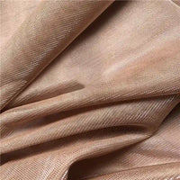 Gros plan sur le tissu en tulle bicolore irisé au mètre de Longan Craft France, un tissu en tulle marron clair, chatoyant, à la texture lisse et au tissage fin, idéal pour les peignoirs pailletés.