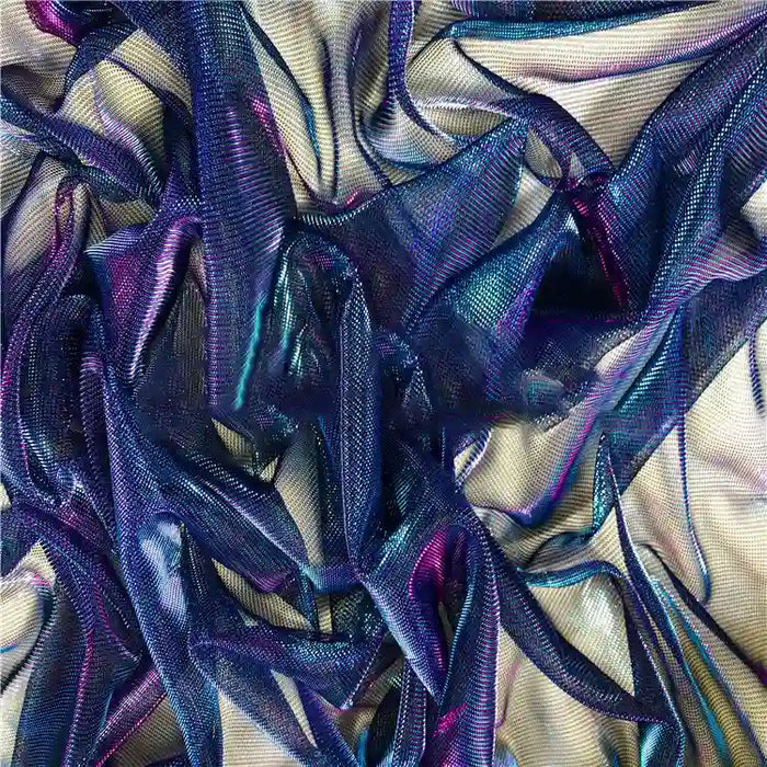 Un gros plan de Tissu en tulle bicolore irisé au mètre de Longan Craft France en bleu et violet montre des textures chatoyantes, idéales comme tissu tulle scintillant pour robe de soirée ou tissu costume danse.