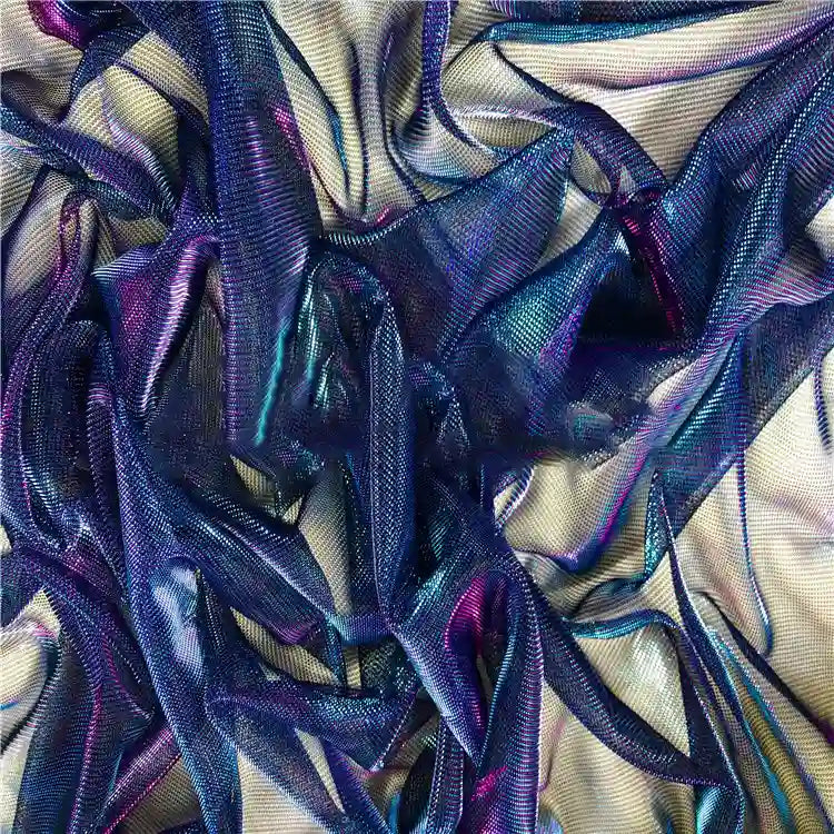 Un gros plan de Tissu en tulle bicolore irisé au mètre de Longan Craft France en bleu et violet montre des textures chatoyantes, idéales comme tissu tulle scintillant pour robe de soirée ou tissu costume danse.