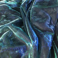 Gros plan sur le Tissu en tulle bicolore irisé au mètre de Longan Craft France, un tissu de tulle chatoyant dans des tons bleus, verts et violets, idéal pour les costumes de soirée ou de danse. Sa texture lisse et réfléchissante ajoute une touche d'éclat à toutes les créations.