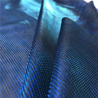 Gros plan sur le tissu en tulle bicolore irisé au mètre de Longan Craft France, montrant sa texture bleue détaillée et chatoyante, idéale pour les robes de chambre étincelantes.