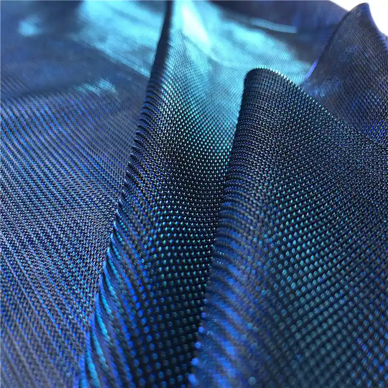 Gros plan sur le tissu en tulle bicolore irisé au mètre de Longan Craft France, montrant sa texture bleue détaillée et chatoyante, idéale pour les robes de chambre étincelantes.