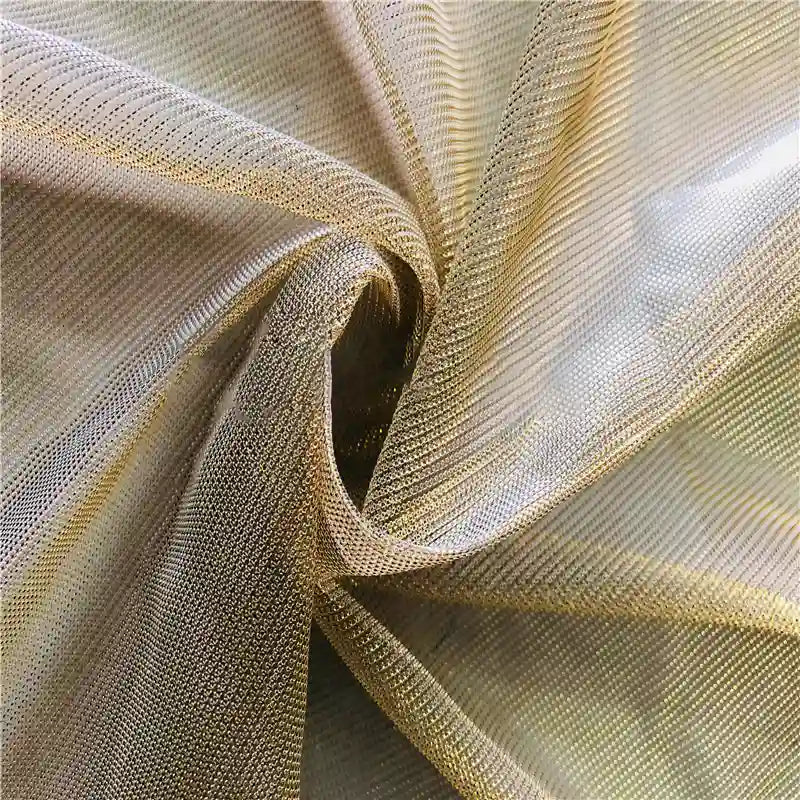 Un gros plan sur le Tissu en tulle bicolore irisé au mètre de Longan Craft France montre sa maille chatoyante, son tissage fin et sa texture délicate, parfaite pour les costumes étincelants ou les robes de soirée élégantes.
