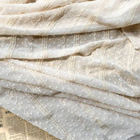 Le Tissu en mousseline jacquard à rayures et pois de Longan Craft France, délicat et semi-transparent, est parfait pour des vêtements raffinés ou une déco légère grâce à son motif élégant.