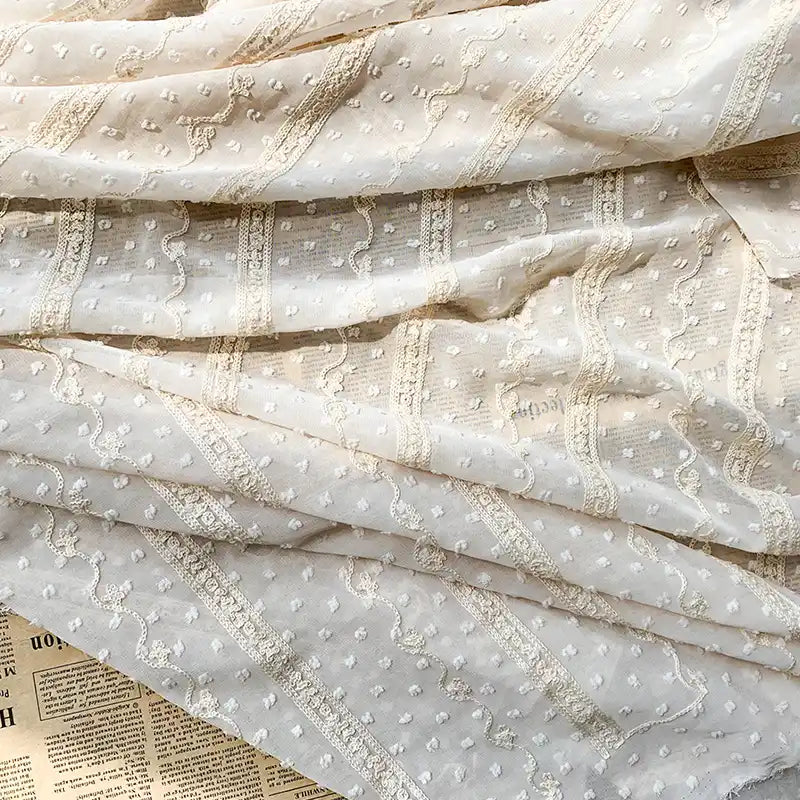Le Tissu en mousseline jacquard à rayures et pois de Longan Craft France, délicat et semi-transparent, est parfait pour des vêtements raffinés ou une déco légère grâce à son motif élégant.