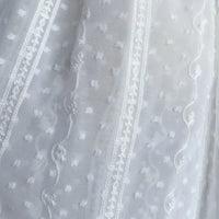 Gros plan sur le Tissu en mousseline jacquard à rayures et pois de Longan Craft France, avec ses délicats pois et rayures - idéal pour des créations féminines légères et élégantes dans l'habillement ou la décoration.