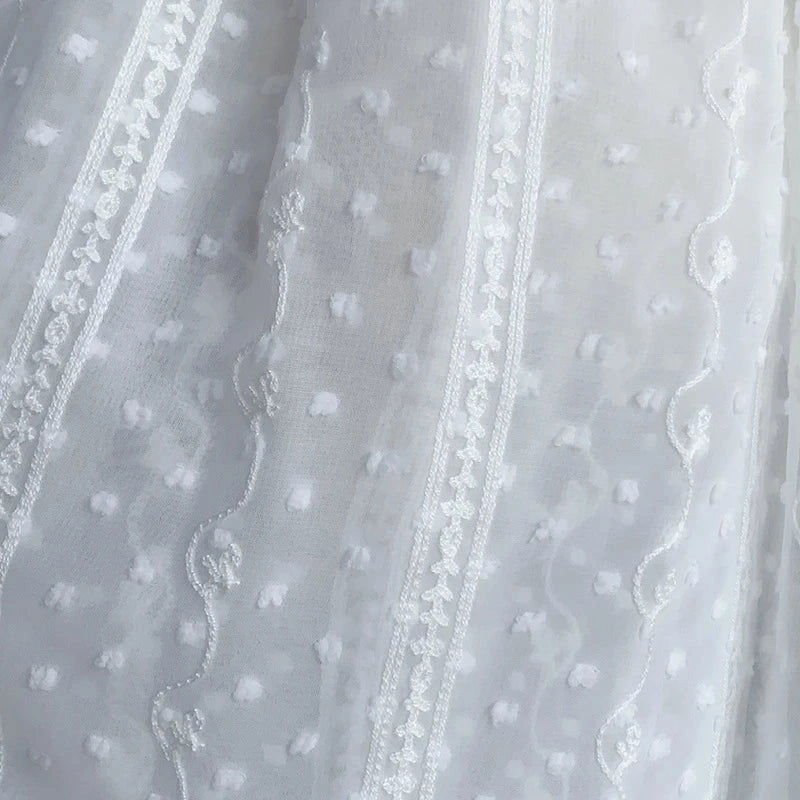 Gros plan sur le Tissu en mousseline jacquard à rayures et pois de Longan Craft France, avec ses délicats pois et rayures - idéal pour des créations féminines légères et élégantes dans l'habillement ou la décoration.