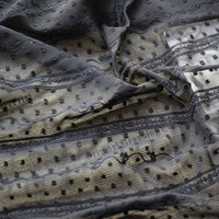 Découvrez le Tissu en mousseline jacquard à rayures et pois au mètre de Longan Craft France, idéal pour vêtements et déco légère grâce à son motif délicat, sa transparence et sa souplesse, pour une touche d'élégance féminine.