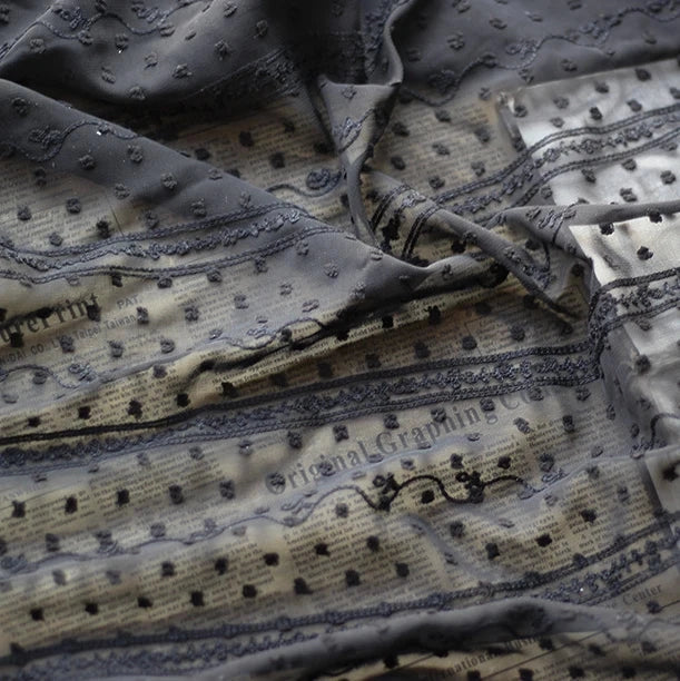 Découvrez le Tissu en mousseline jacquard à rayures et pois au mètre de Longan Craft France, idéal pour vêtements et déco légère grâce à son motif délicat, sa transparence et sa souplesse, pour une touche d'élégance féminine.