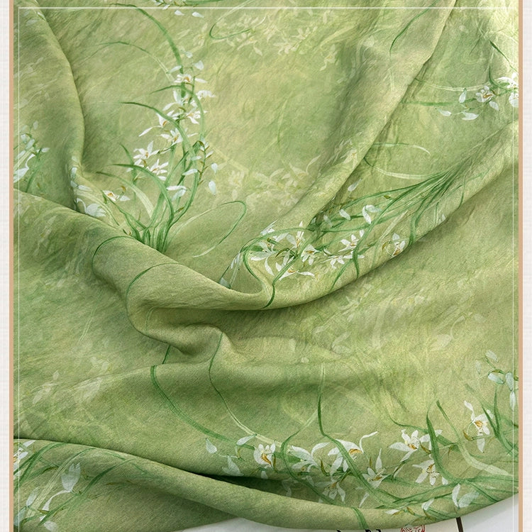 Tissu en lin lyocell vert clair avec motifs fleurs blanches et feuilles vertes, style chinoiserie vintage, vendu au mètre par Longan Craft France.