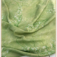Tissu en lin lyocell vert clair avec motifs fleurs blanches et feuilles vertes, style chinoiserie vintage, vendu au mètre par Longan Craft France.