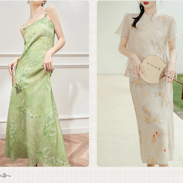Deux femmes posent à l'intérieur dans d'élégants motifs de chinoiserie. La gauche porte une robe sans manches vert clair en lin lyocell imprimé vintage de Longan Craft France ; la droite porte une robe à fleurs pâles et tient un éventail.