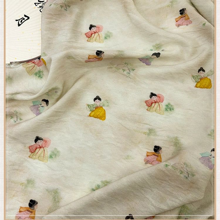 Le Tissu en lin imprimé vintage style chinoiserie au mètre de Longan Craft France présente un lyocell de lin beige clair avec de délicates figures aquarelles pastel en costume traditionnel et des feuillages, ajoutant une touche artistique charmante.