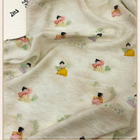 Le Tissu en lin imprimé vintage style chinoiserie au mètre de Longan Craft France présente un lyocell de lin beige clair avec de délicates figures aquarelles pastel en costume traditionnel et des feuillages, ajoutant une touche artistique charmante.