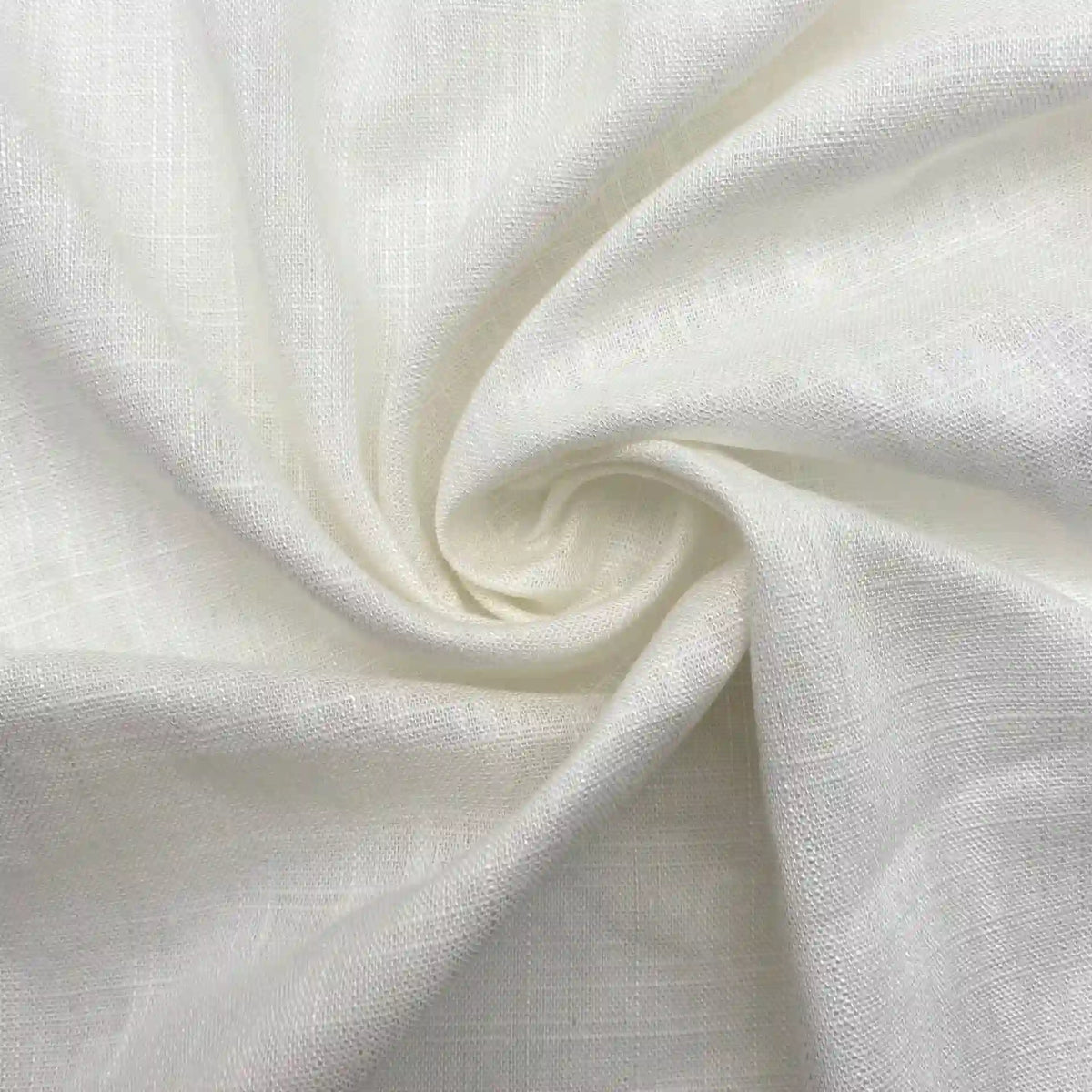 Gros plan sur le Tissu lin viscose au mètre de Longan Craft France, disposé dans un tourbillon lâche. La texture et le tissage de cette matière viscose cellulosique multicolore idéale pour l'été sont clairement visibles.