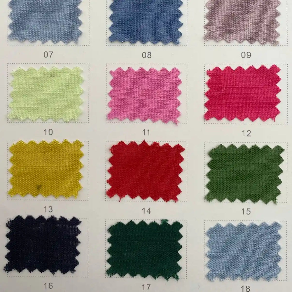 Un tableau montre 12 échantillons de tissu coloré avec des bords en zigzag, numérotés de 07 à 18, du Tissu lin viscose au mètre-une matière cellulosique multicolore idéale pour vêtements d'été de Longan Craft France.