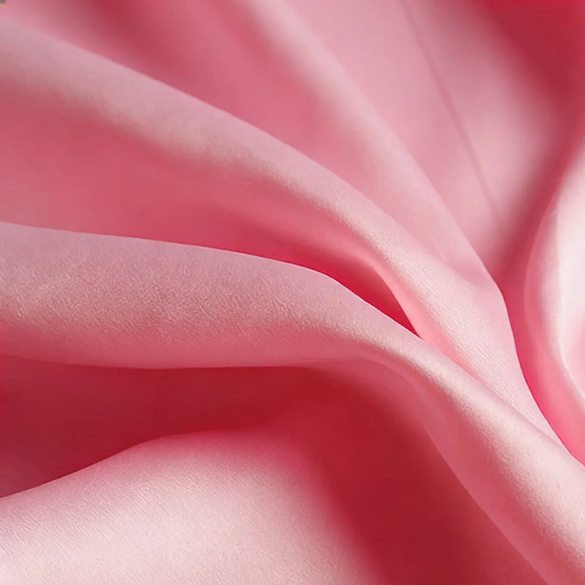 Gros plan sur le Tissu satin mat uni au mètre de Longan Craft France, un tissu satiné en polyester légèrement brillant, idéal pour les robes et les vêtements élégants.