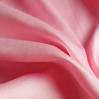 Gros plan sur le Tissu satin mat uni au mètre de Longan Craft France, un tissu satiné en polyester légèrement brillant, idéal pour les robes et les vêtements élégants.