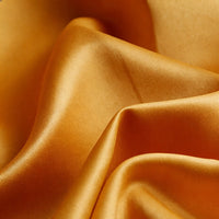 Gros plan sur le Tissu satin mat uni au mètre de Longan Craft France, un textile lisse en satin de polyester aux plis doux et à la brillance subtile, parfait pour créer des robes et des vêtements élégants.