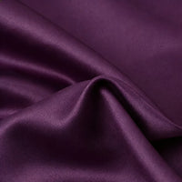 Gros plan sur le Tissu satin mat uni au mètre de Longan Craft France : un satin de polyester lisse, d'un violet profond, aux plis doux et à la brillance subtile, idéal pour les peignoirs élégants.