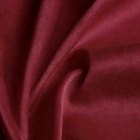 Un gros plan de Tissu satin mat uni au mètre de Longan Craft France montre un polyester lisse, d'un rouge profond, aux plis délicats et à la texture mate et veloutée, idéal pour les robes de chambre et les vêtements élégants.