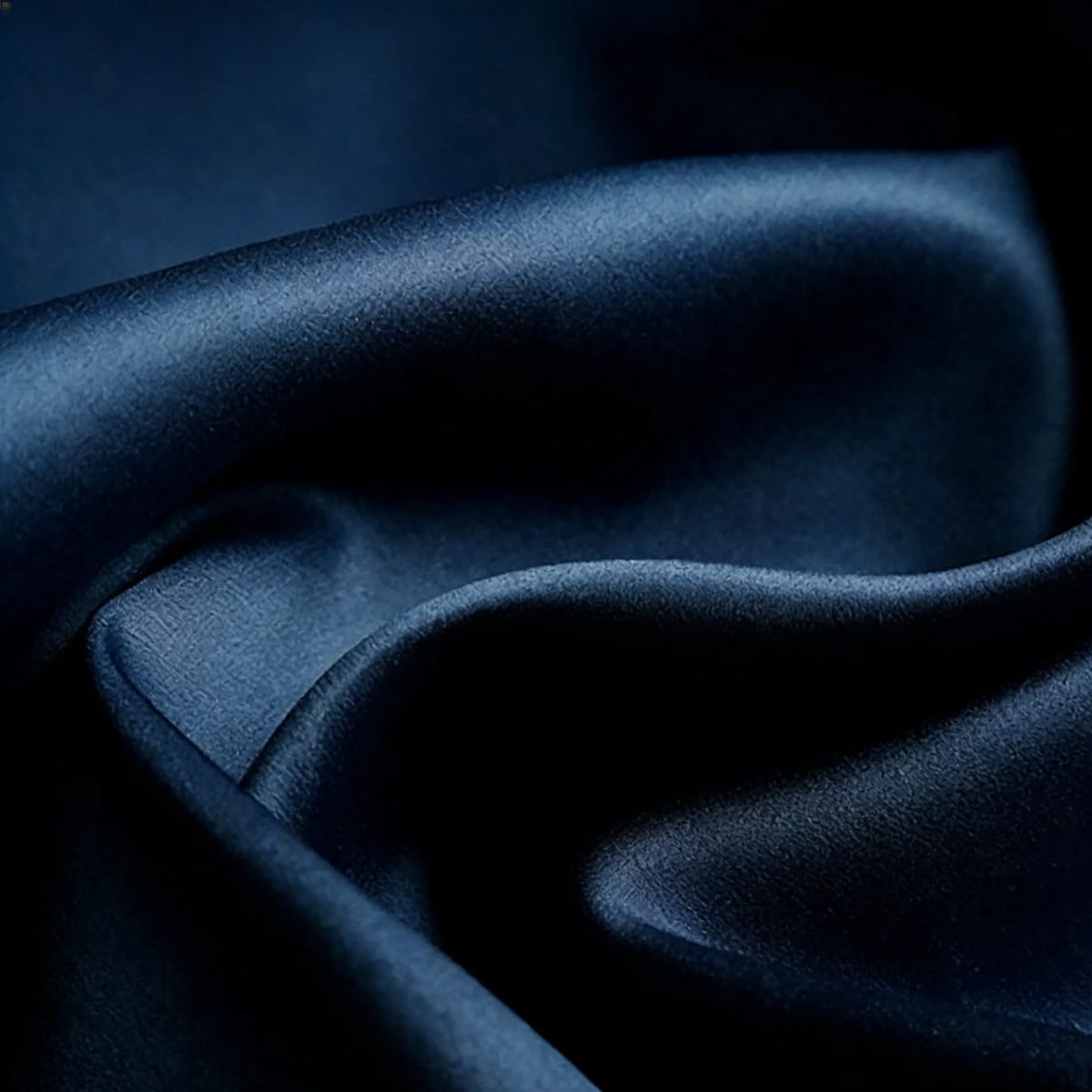 Gros plan sur le Tissu satin mat uni au mètre de Longan Craft France, un satin de polyester lisse parfait pour les vêtements élégants, montrant sa douce brillance, ses plis délicats et sa luxueuse finition mate.