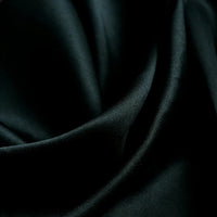 Gros plan sur le Tissu satin mat uni au mètre de Longan Craft France, qui présente un polyester noir lisse aux plis souples et aux reflets légers, idéal pour les robes et les vêtements élégants.