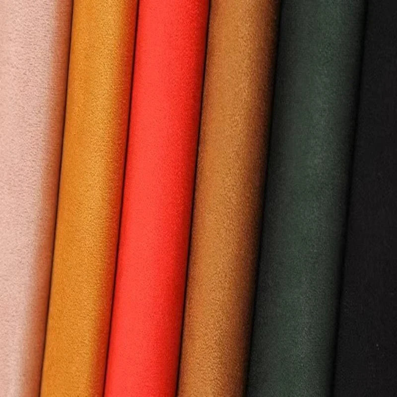 Des rangées de tissus de six couleurs - rose clair, jaune moutarde, rouge orangé, beige, vert foncé et noir - sont présentées. La microfibre Matière suédine de Longan Craft France est douce, extensible dans les 4 directions, idéale pour les projets de bricolage de vêtements.