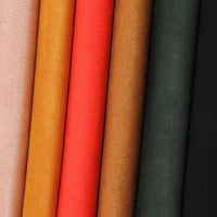 Des rangées de tissus de six couleurs - rose clair, jaune moutarde, rouge orangé, beige, vert foncé et noir - sont présentées. La microfibre Matière suédine de Longan Craft France est douce, extensible dans les 4 directions, idéale pour les projets de bricolage de vêtements.